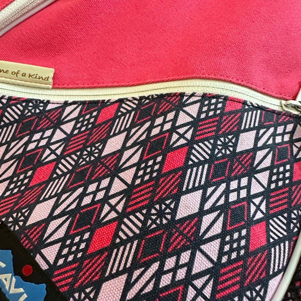 Pink Crossbody Kavu Bag In Classic Teardrop Shape - Picture 2 of 5